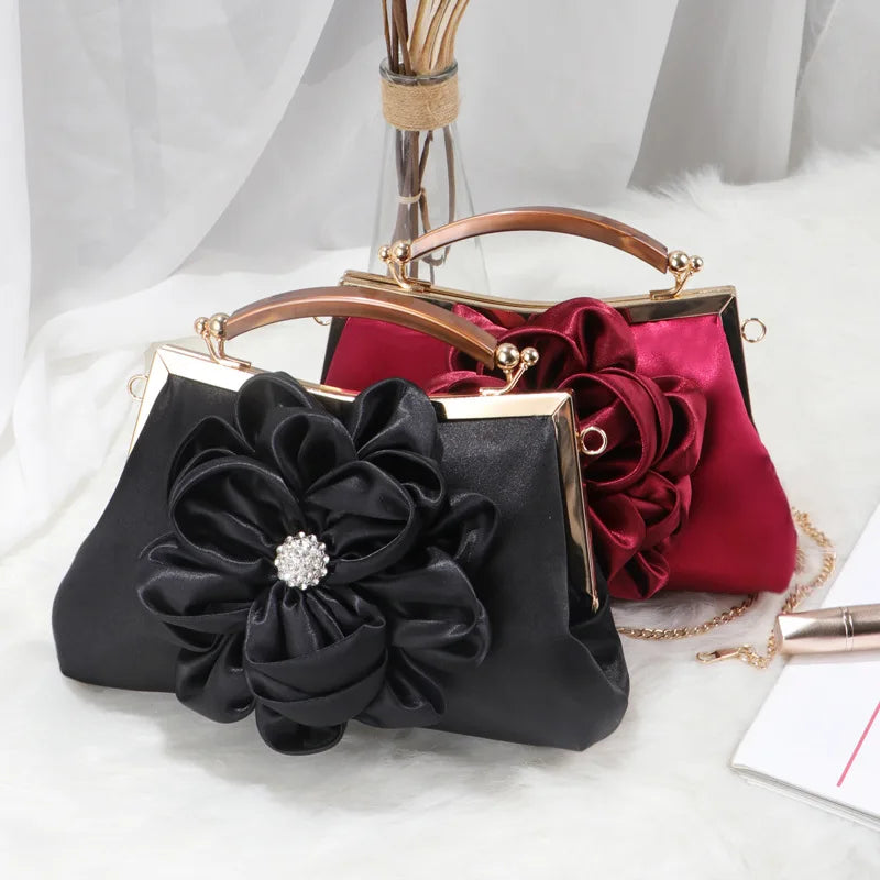 Isabella - satin taske med blomstret sløjfe og rhinstensdetalje