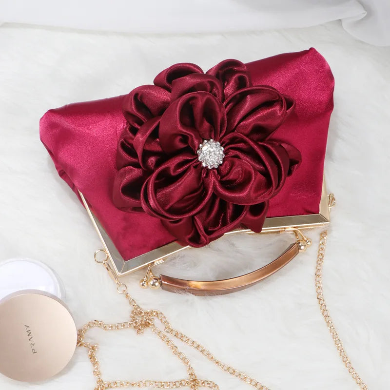 Isabella - satin taske med blomstret sløjfe og rhinstensdetalje