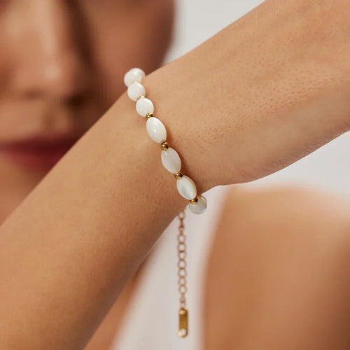 Adrienne - Elegant armbånd med guldaccenter og naturlig skal