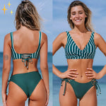 Bikinisæt med blomstret underdel og wrap-top - Jade