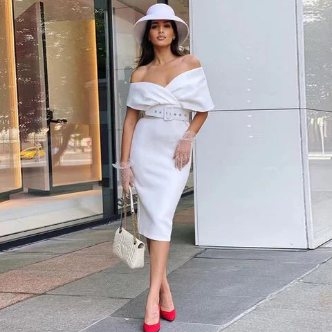 Valentina - Elegant aftenkjole med off-the-shoulder snit og bælte
