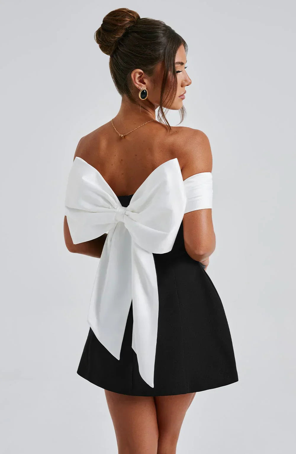 Off-Shoulder Mini Kjole | Elegant Snit | Moderne Festlook