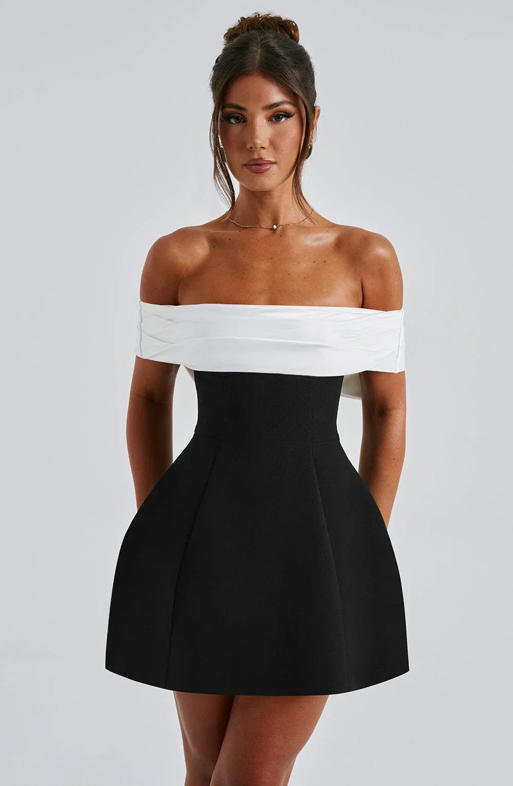 Off-Shoulder Mini Kjole | Elegant Snit | Moderne Festlook