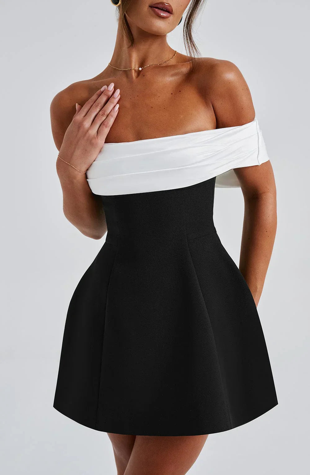 Off-Shoulder Mini Kjole | Elegant Snit | Moderne Festlook