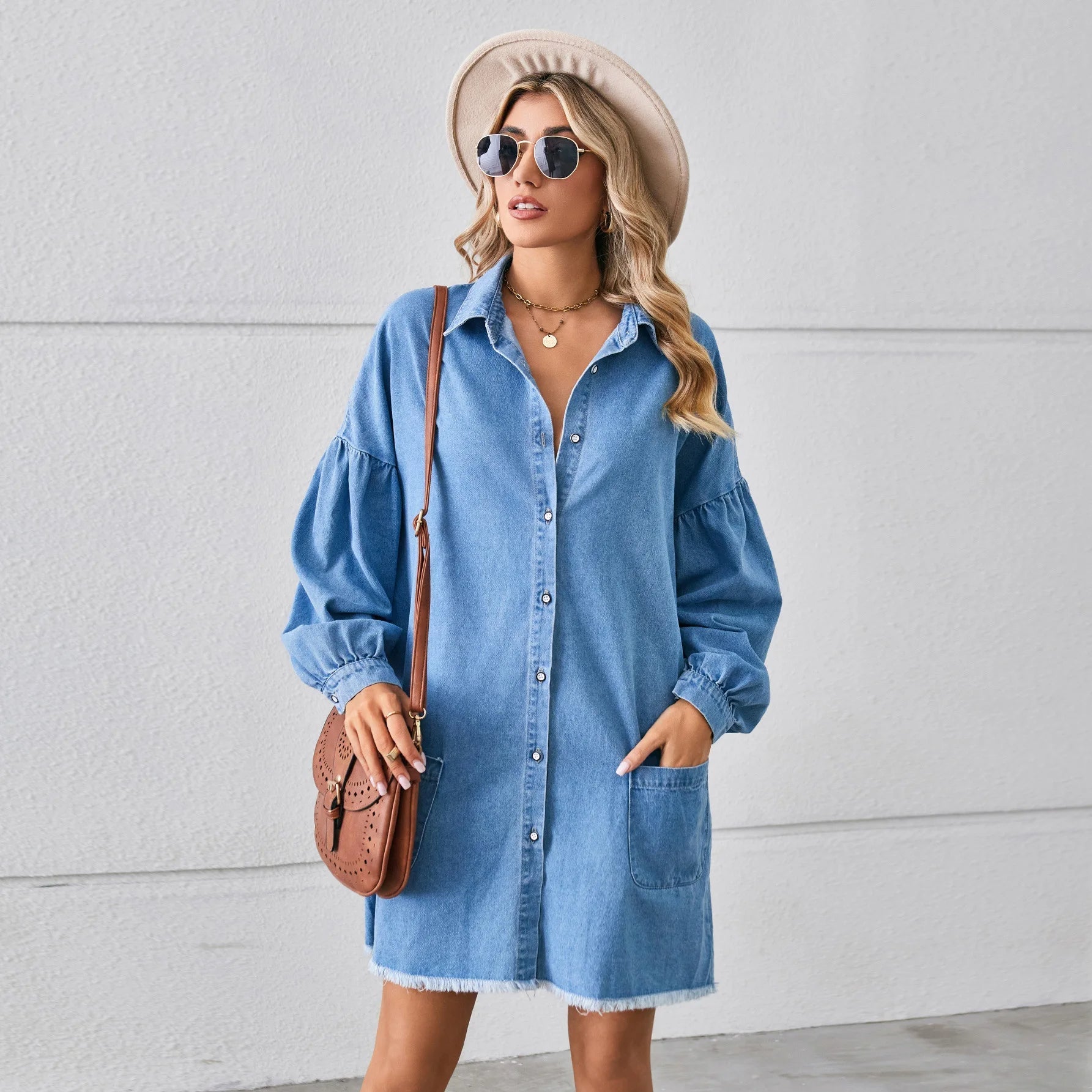 Mia - Afslappet denimkjole i tunika med flosset kant