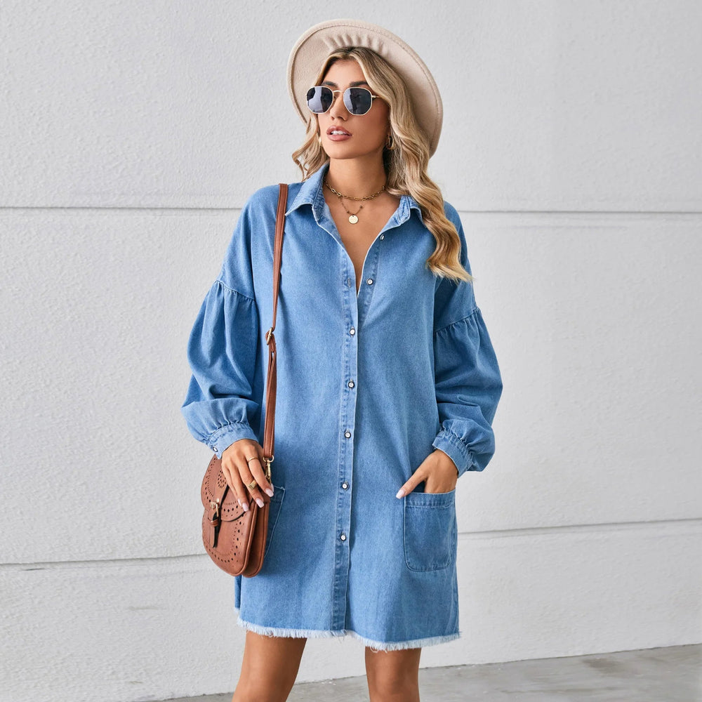 Mia - Afslappet denimkjole i tunika med flosset kant