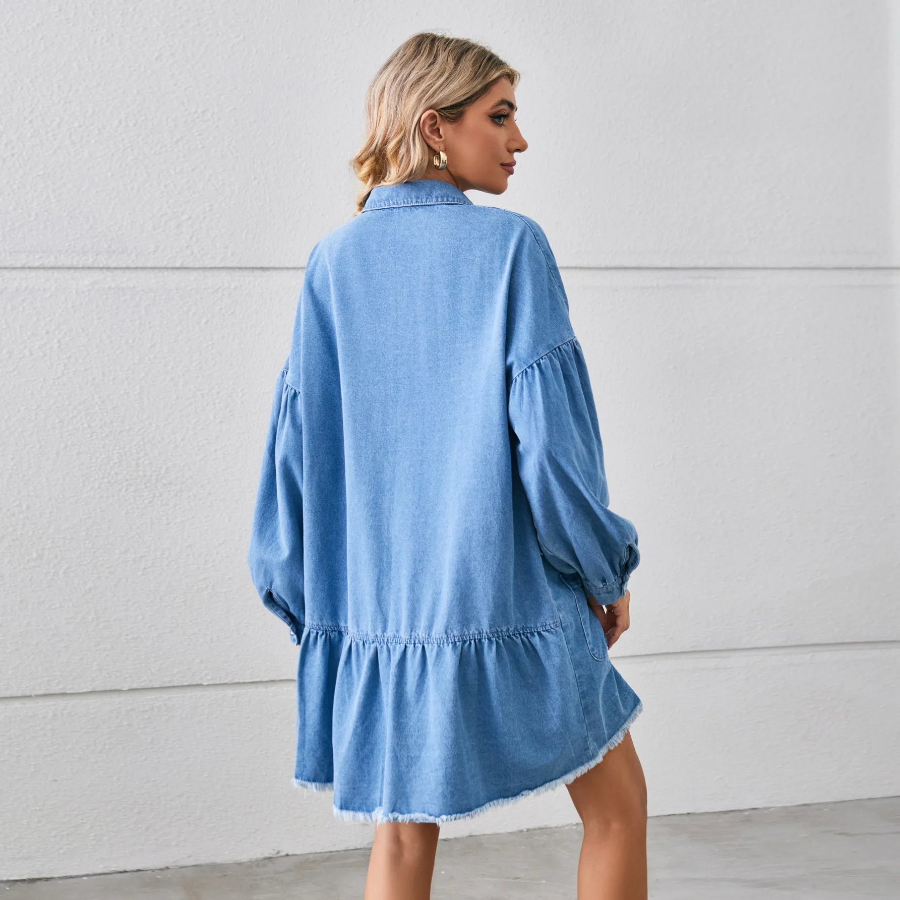Mia - Afslappet denimkjole i tunika med flosset kant