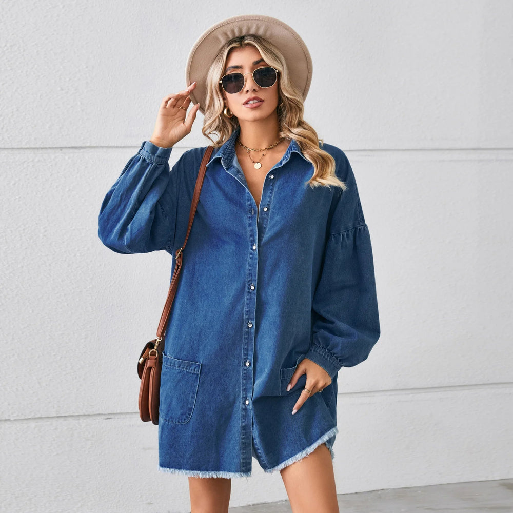 Mia - Afslappet denimkjole i tunika med flosset kant