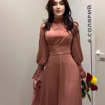 Seraphina - Chic kjole med rullekrave og rynket talje