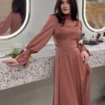 Seraphina - Chic kjole med rullekrave og rynket talje
