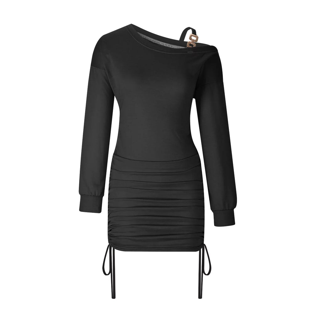 Moderne Chic - Off-Shoulder Rynket Minikjole med Kædedetalje