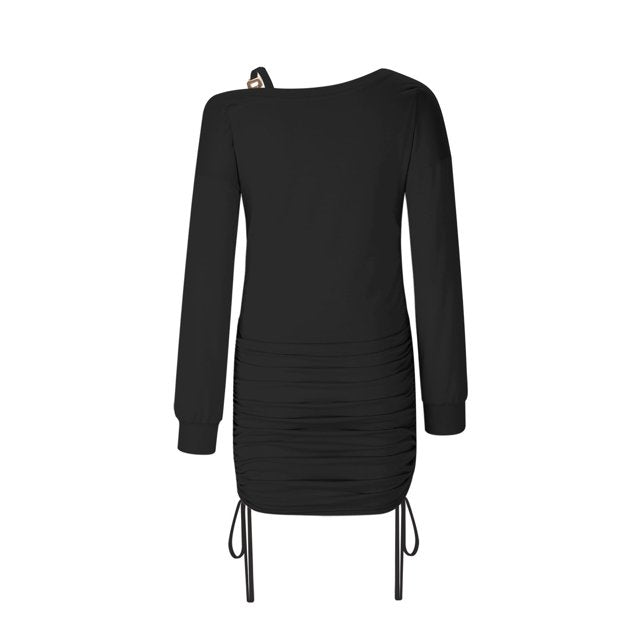 Moderne Chic - Off-Shoulder Rynket Minikjole med Kædedetalje