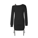 Moderne Chic - Off-Shoulder Rynket Minikjole med Kædedetalje