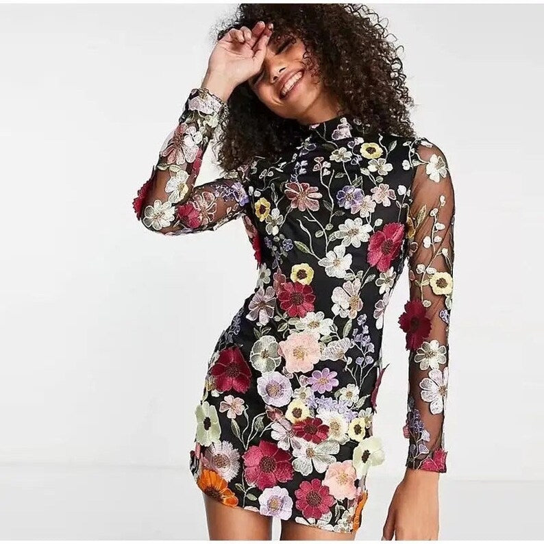 Felicity - Transparent Kjole med Blomsterapplikationer og Lange Ærmer
