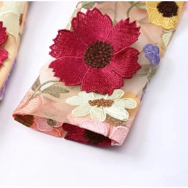 Felicity - Transparent Kjole med Blomsterapplikationer og Lange Ærmer