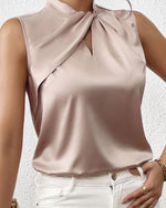 Elegant ærmeløs bluse i satin med snoet halsudskæring til kvinder