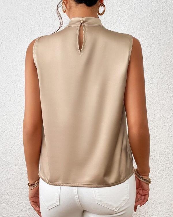 Elegant ærmeløs bluse i satin med snoet halsudskæring til kvinder