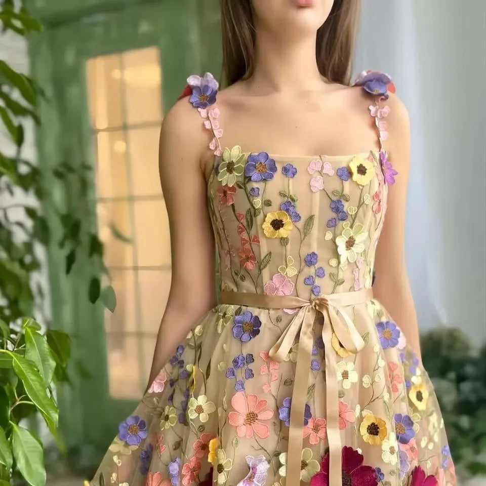 Daisy - Delikat kjole med blomsterbroderi og snørestropper