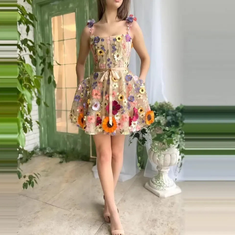 Daisy - Delikat kjole med blomsterbroderi og snørestropper