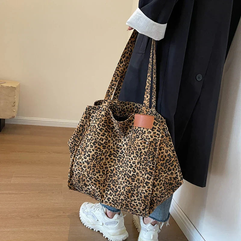 Overdimensioneret bæretaske i kanvas med leopardprint - Margaret