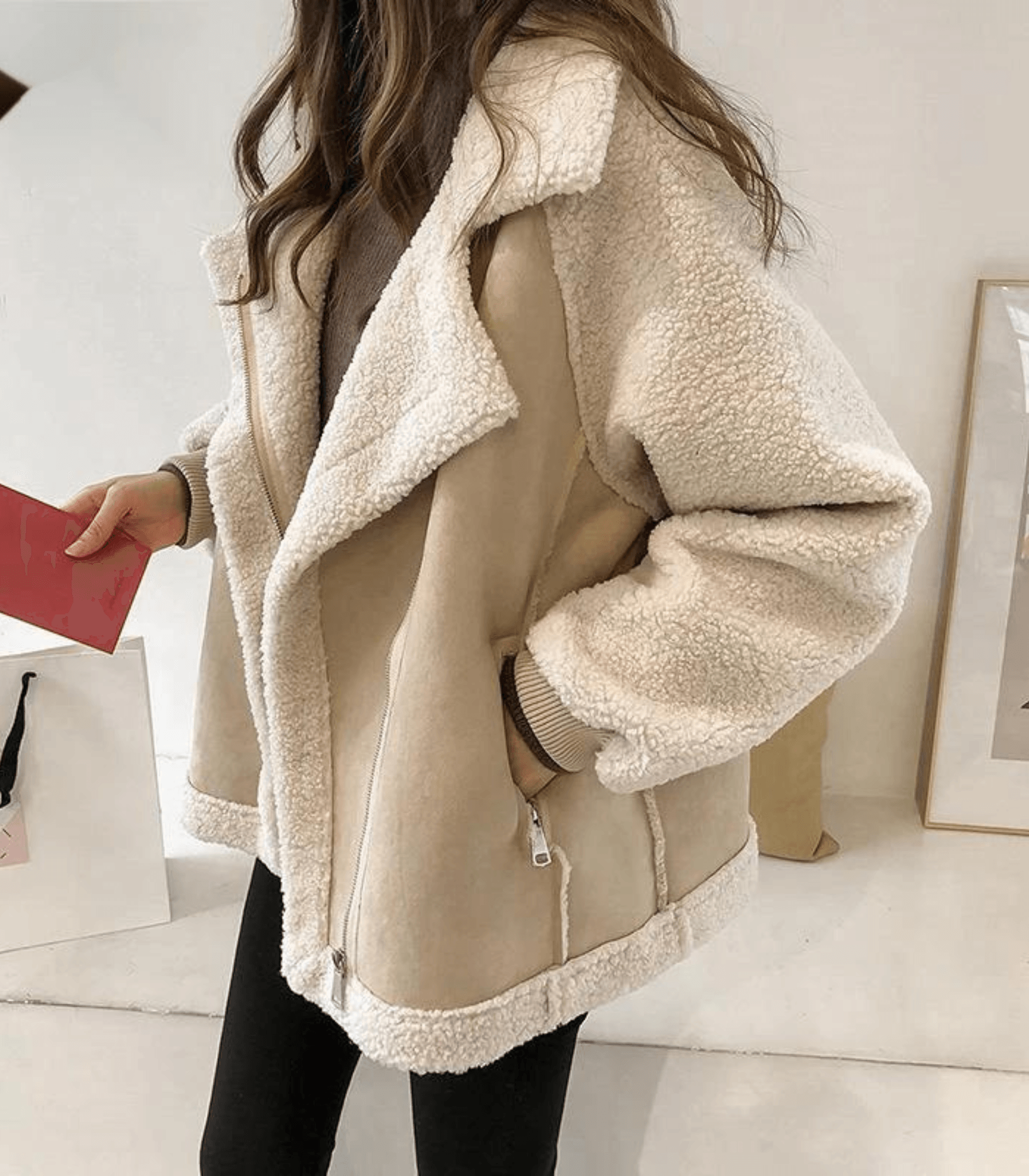 Dame Jakke - Oversized Fit - Imiteret Lammeskind - Bred Revers - Lynlåsdetaljer