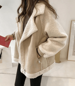 Dame Jakke - Oversized Fit - Imiteret Lammeskind - Bred Revers - Lynlåsdetaljer