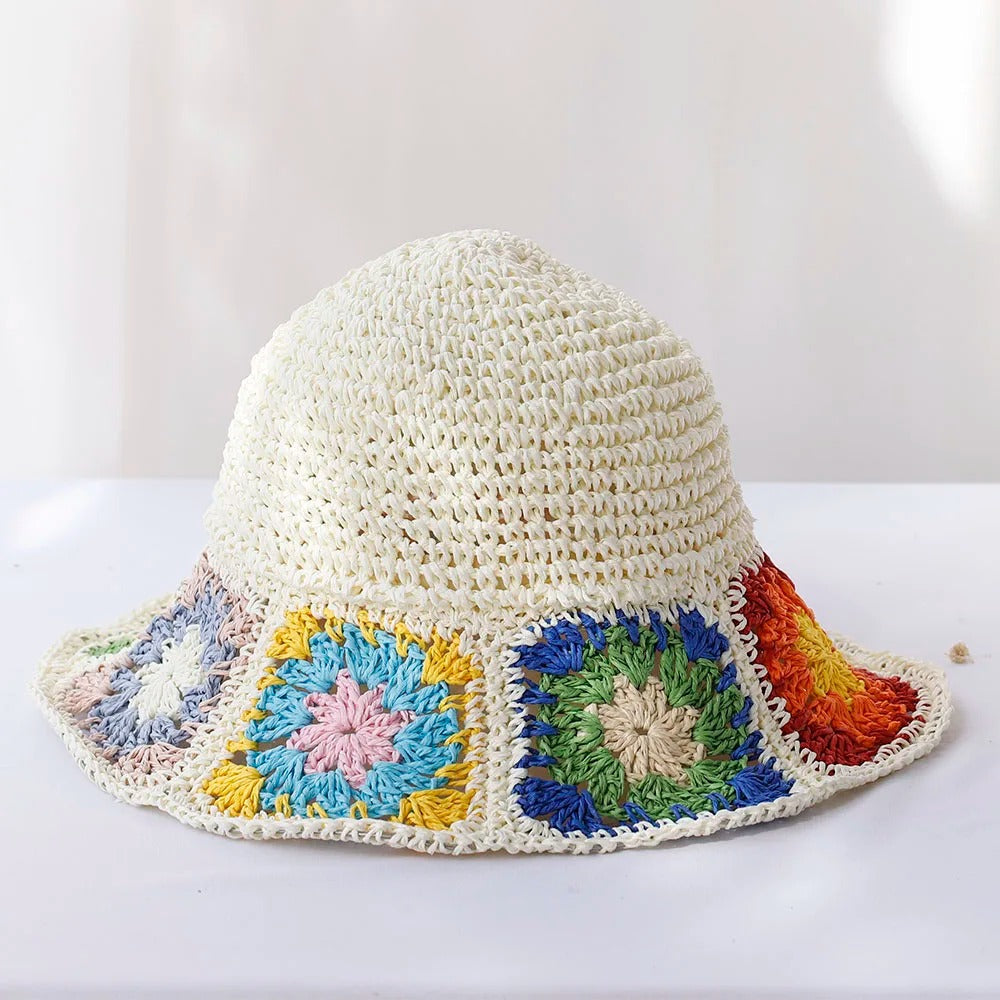 Cecilia - Strikket hue med sommerblomster